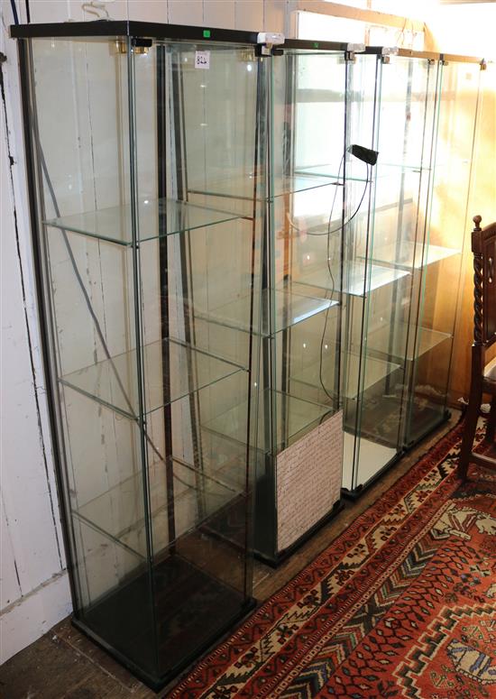 4 glass cabinets(-)